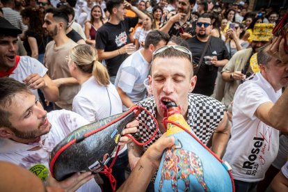 Abran bien los ojos y vean, señores, qué hermosos despojos voy a subastar.