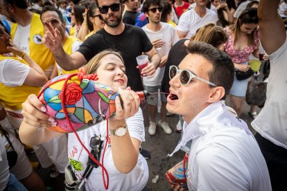 Abran bien los ojos y vean, señores, qué hermosos despojos voy a subastar.