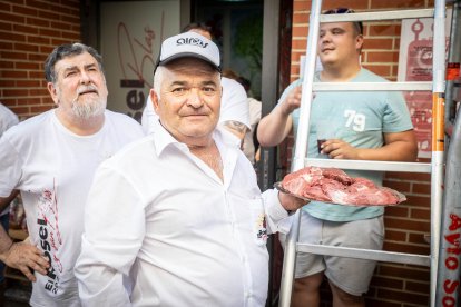 Abran bien los ojos y vean, señores, qué hermosos despojos voy a subastar.