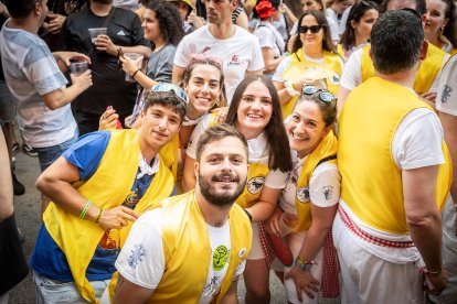 Abran bien los ojos y vean, señores, qué hermosos despojos voy a subastar.