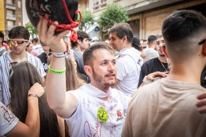 Abran bien los ojos y vean, señores, qué hermosos despojos voy a subastar.