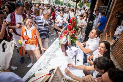 Abran bien los ojos y vean, señores, qué hermosos despojos voy a subastar.