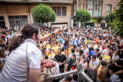 Abran bien los ojos y vean, señores, qué hermosos despojos voy a subastar.