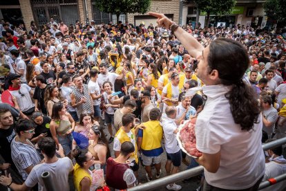 Abran bien los ojos y vean, señores, qué hermosos despojos voy a subastar.