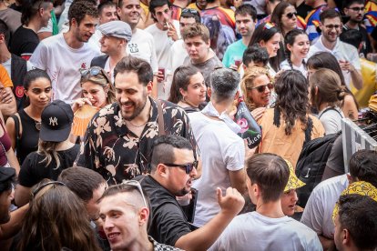 Abran bien los ojos y vean, señores, qué hermosos despojos voy a subastar.