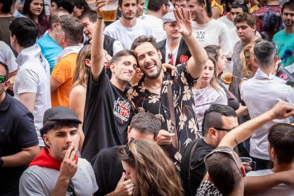 Abran bien los ojos y vean, señores, qué hermosos despojos voy a subastar.