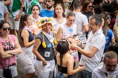 Abran bien los ojos y vean, señores, qué hermosos despojos voy a subastar.