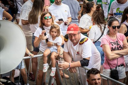 Abran bien los ojos y vean, señores, qué hermosos despojos voy a subastar.