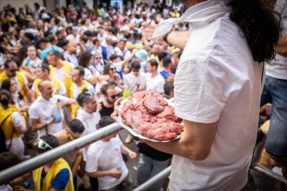 Abran bien los ojos y vean, señores, qué hermosos despojos voy a subastar.