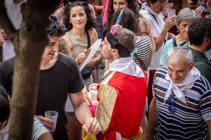 Abran bien los ojos y vean, señores, qué hermosos despojos voy a subastar.