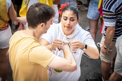 Abran bien los ojos y vean, señores, qué hermosos despojos voy a subastar.