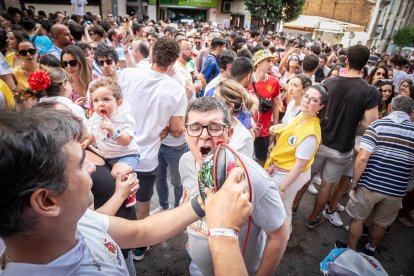 Abran bien los ojos y vean, señores, qué hermosos despojos voy a subastar.