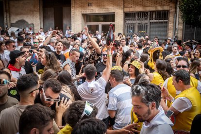 Abran bien los ojos y vean, señores, qué hermosos despojos voy a subastar.