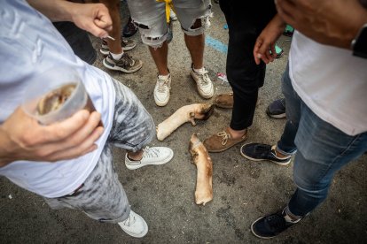 Abran bien los ojos y vean, señores, qué hermosos despojos voy a subastar.