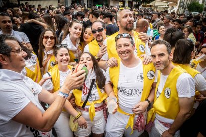 Abran bien los ojos y vean, señores, qué hermosos despojos voy a subastar.