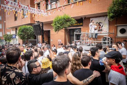 Abran bien los ojos y vean, señores, qué hermosos despojos voy a subastar.