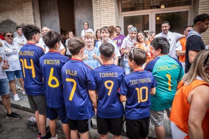 Abran bien los ojos y vean, señores, qué hermosos despojos voy a subastar.