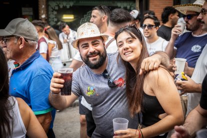 Abran bien los ojos y vean, señores, qué hermosos despojos voy a subastar.