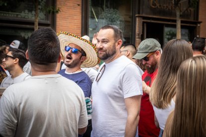 Abran bien los ojos y vean, señores, qué hermosos despojos voy a subastar.