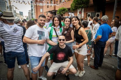 Abran bien los ojos y vean, señores, qué hermosos despojos voy a subastar.