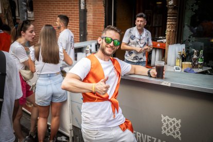 Abran bien los ojos y vean, señores, qué hermosos despojos voy a subastar.