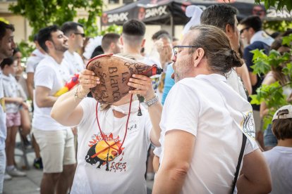 Abran bien los ojos y vean, señores, qué hermosos despojos voy a subastar.