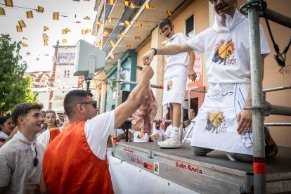 Abran bien los ojos y vean, señores, qué hermosos despojos voy a subastar.