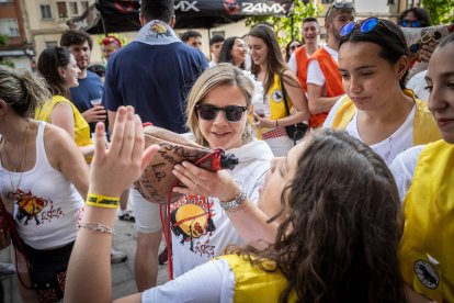 Abran bien los ojos y vean, señores, qué hermosos despojos voy a subastar.