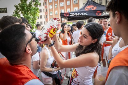 Abran bien los ojos y vean, señores, qué hermosos despojos voy a subastar.