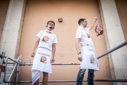 Abran bien los ojos y vean, señores, qué hermosos despojos voy a subastar.