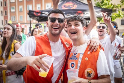 Abran bien los ojos y vean, señores, qué hermosos despojos voy a subastar.