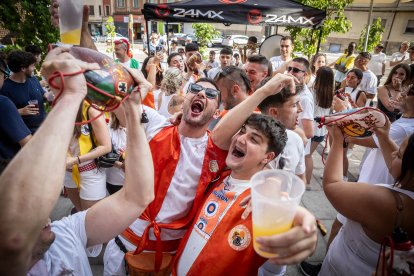 Abran bien los ojos y vean, señores, qué hermosos despojos voy a subastar.