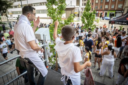 Abran bien los ojos y vean, señores, qué hermosos despojos voy a subastar.