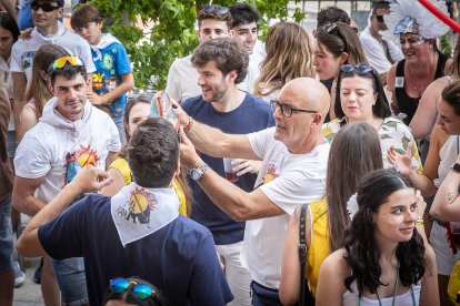 Abran bien los ojos y vean, señores, qué hermosos despojos voy a subastar.