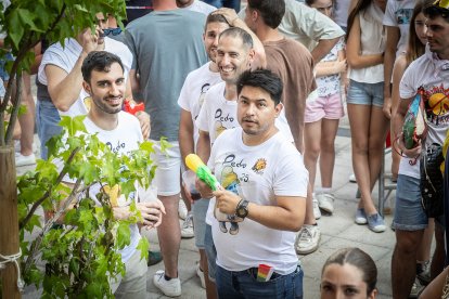 Abran bien los ojos y vean, señores, qué hermosos despojos voy a subastar.