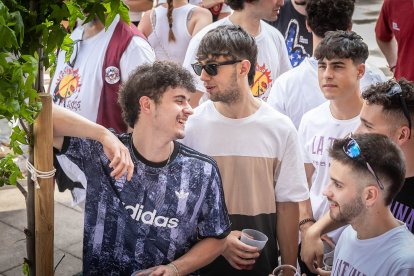 Abran bien los ojos y vean, señores, qué hermosos despojos voy a subastar.