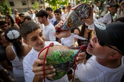 Abran bien los ojos y vean, señores, qué hermosos despojos voy a subastar.