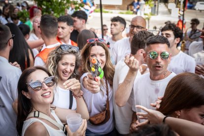 Abran bien los ojos y vean, señores, qué hermosos despojos voy a subastar.