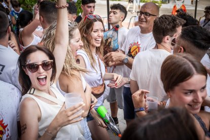 Abran bien los ojos y vean, señores, qué hermosos despojos voy a subastar.