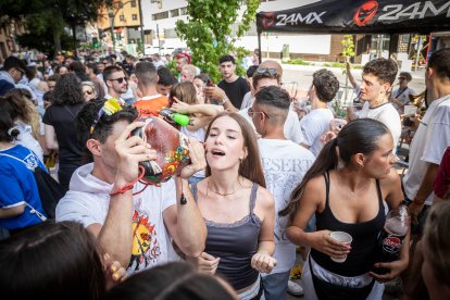 Abran bien los ojos y vean, señores, qué hermosos despojos voy a subastar.