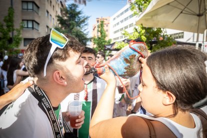 Abran bien los ojos y vean, señores, qué hermosos despojos voy a subastar.