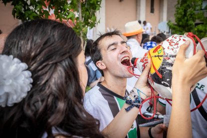 Abran bien los ojos y vean, señores, qué hermosos despojos voy a subastar.