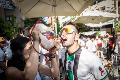 Abran bien los ojos y vean, señores, qué hermosos despojos voy a subastar.