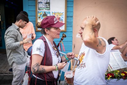 Abran bien los ojos y vean, señores, qué hermosos despojos voy a subastar.