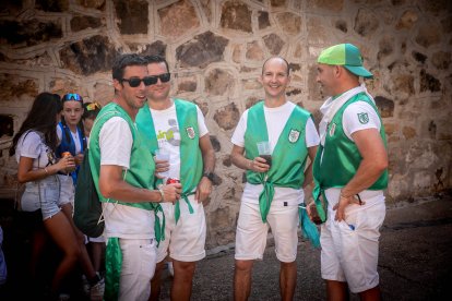 Abran bien los ojos y vean, señores, qué hermosos despojos voy a subastar.