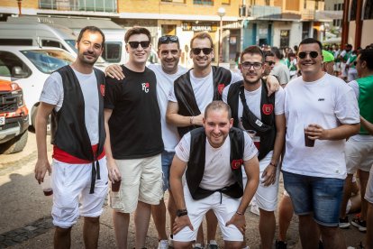 Abran bien los ojos y vean, señores, qué hermosos despojos voy a subastar.