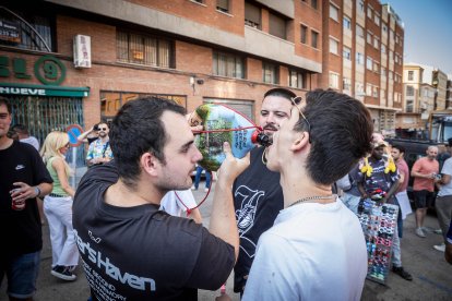 Abran bien los ojos y vean, señores, qué hermosos despojos voy a subastar.