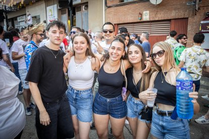 Abran bien los ojos y vean, señores, qué hermosos despojos voy a subastar.