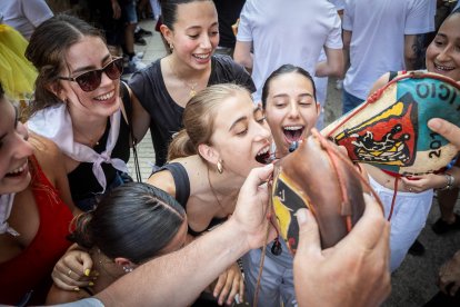 Abran bien los ojos y vean, señores, qué hermosos despojos voy a subastar.