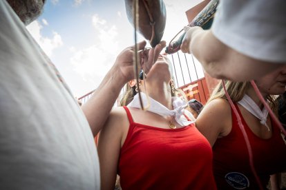 Abran bien los ojos y vean, señores, qué hermosos despojos voy a subastar.